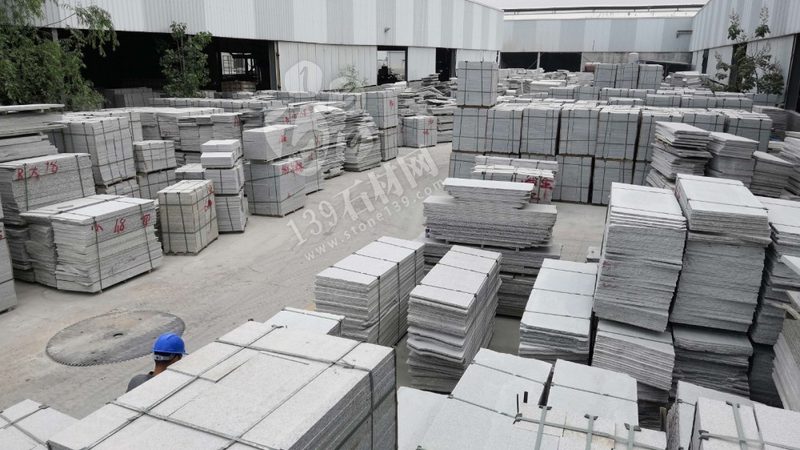 芝麻白花岗岩盲道砖：不只是价格，更需关注其品质与性能**